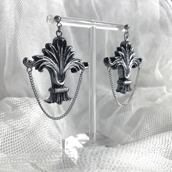 BAROQUE FAUX ANTIQUE SILVER CHAIN EARRING